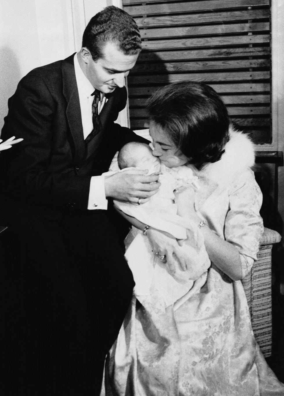 principe juan carlos y princesa sofia con su primera hija 1963