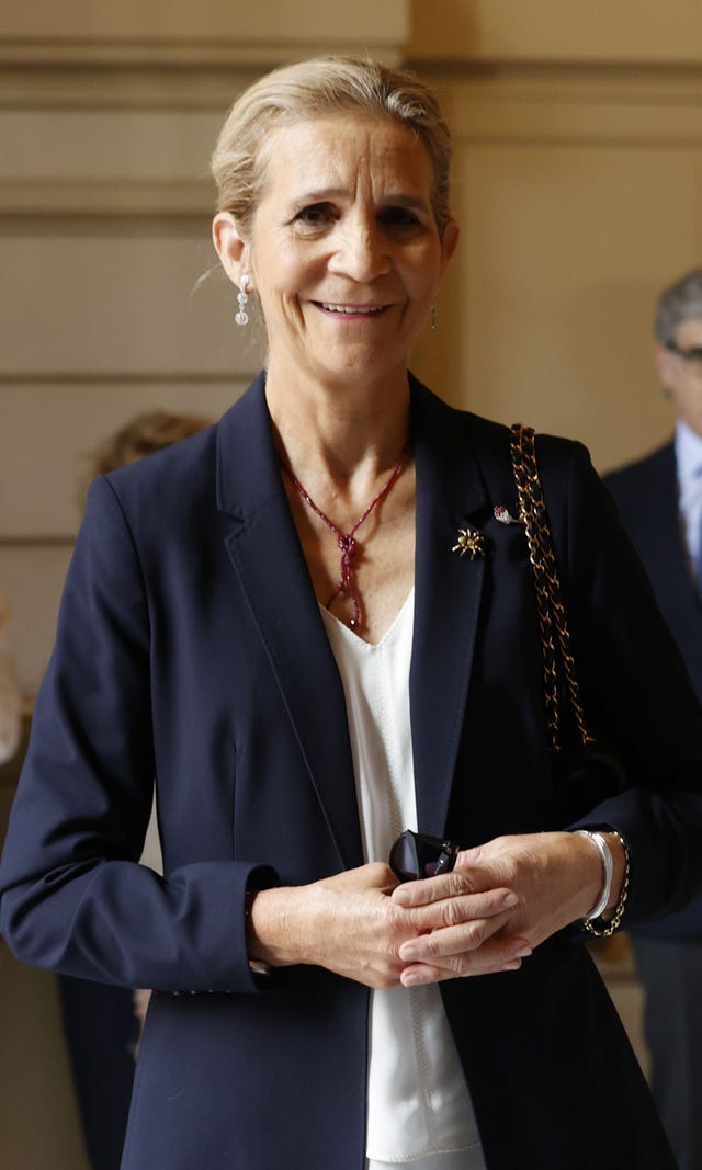 la hermana del rey felipe vi con el pelo recogido y una blazer de color azul marino