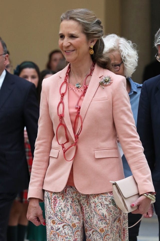 Infanta Elena entrega premios de pintura infantil y juvenil de Madrid.