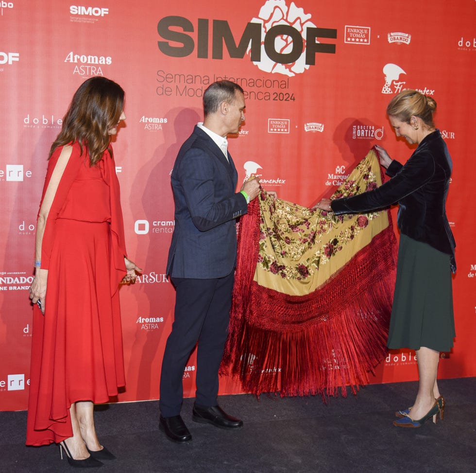 la infanta elena con un manton en sevilla