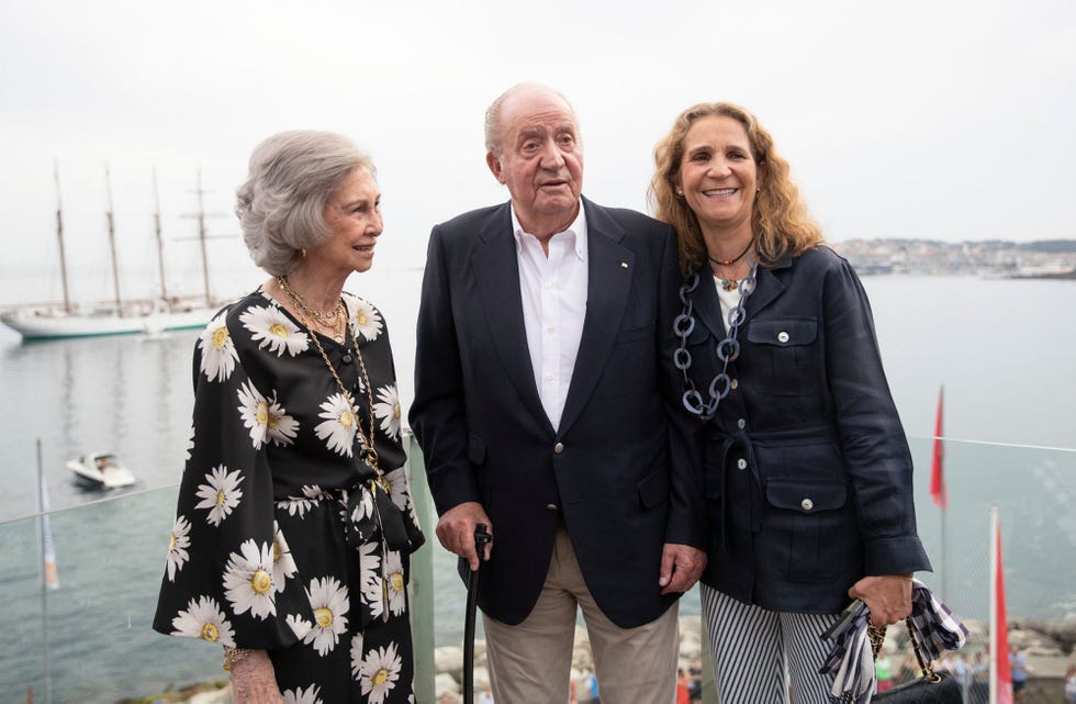 los reyes emeritos con su hija mayor la infanta elena en sanxenxo