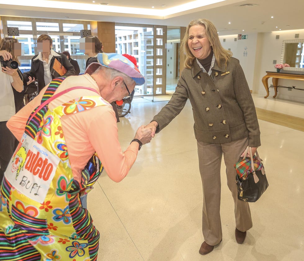 la infanta elena saluda a un payaso