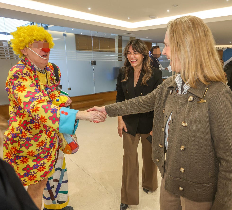 la infanta elena y fabiola martinez rien las ocurrencias de un payaso