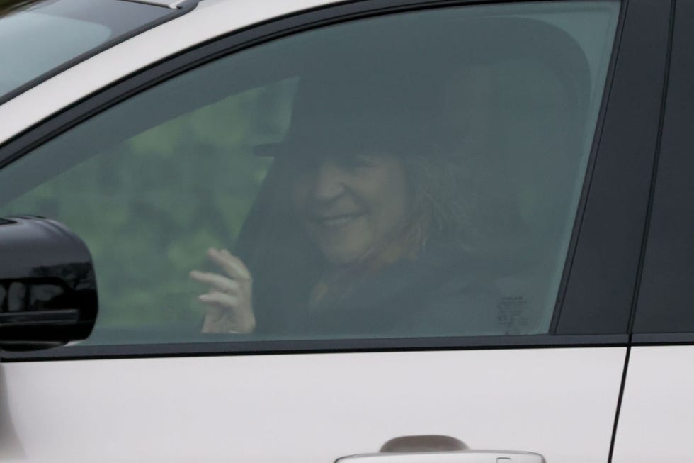en el interior de su coche la infanta elena sonrie a los fotografos