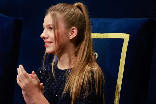 sofía se inspira en hailey bieber para su peinado