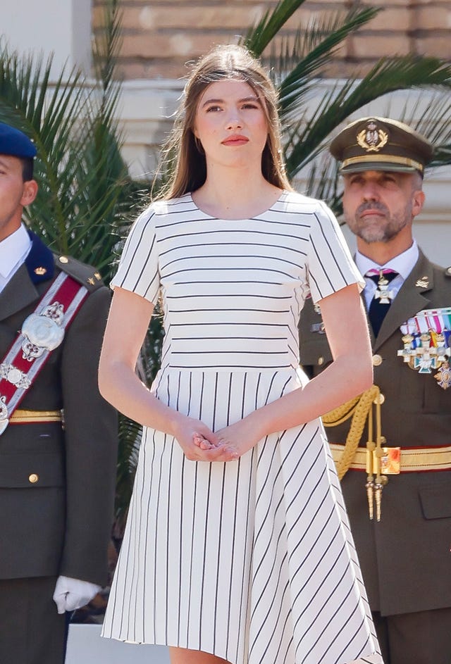 la infanta sofia en el acto de entrega de reales despachos de empleo en la academia general militar de zaragoza por la graduacion de su hermana leonor