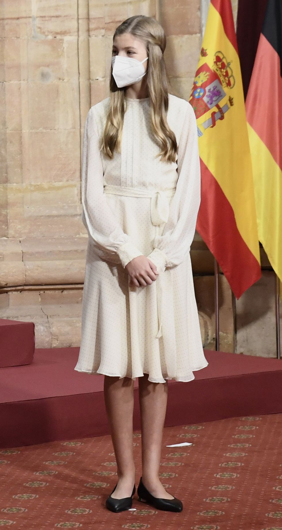 la infanta sofía con vestido blanco de lunares de voagana, en la audiencia a los ganadores de los premio príncipe de asturias 2021