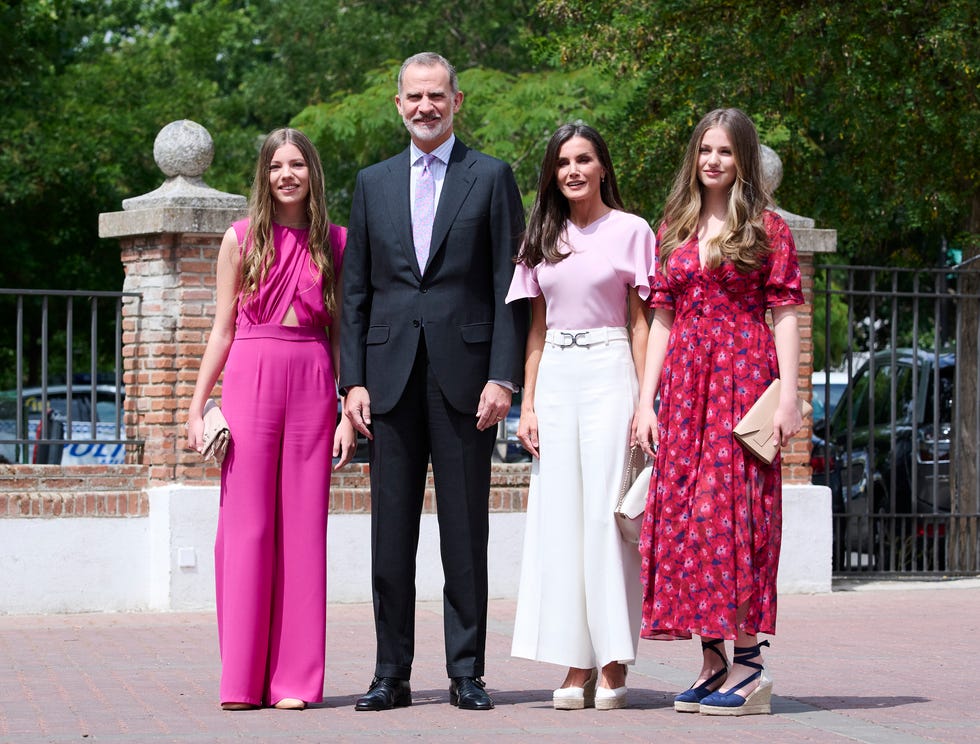 Infanta Sofía in a fuchsia pink jumpsuit with slits Infanta Sofía in a fuchsia pink jumpsuit with slits