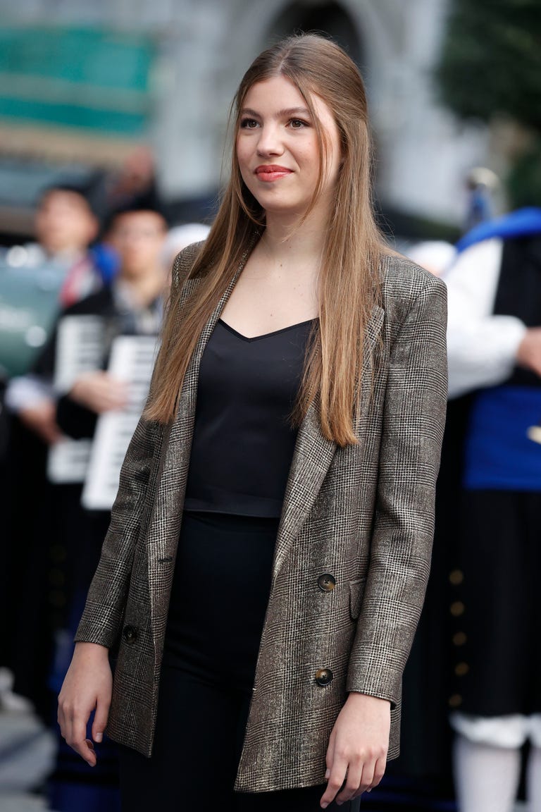 la hermana de leonor de borbon con una blazer de cuadros