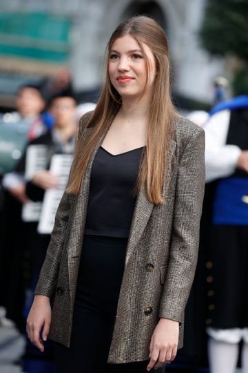 la hermana de leonor de borbon con una blazer de cuadros