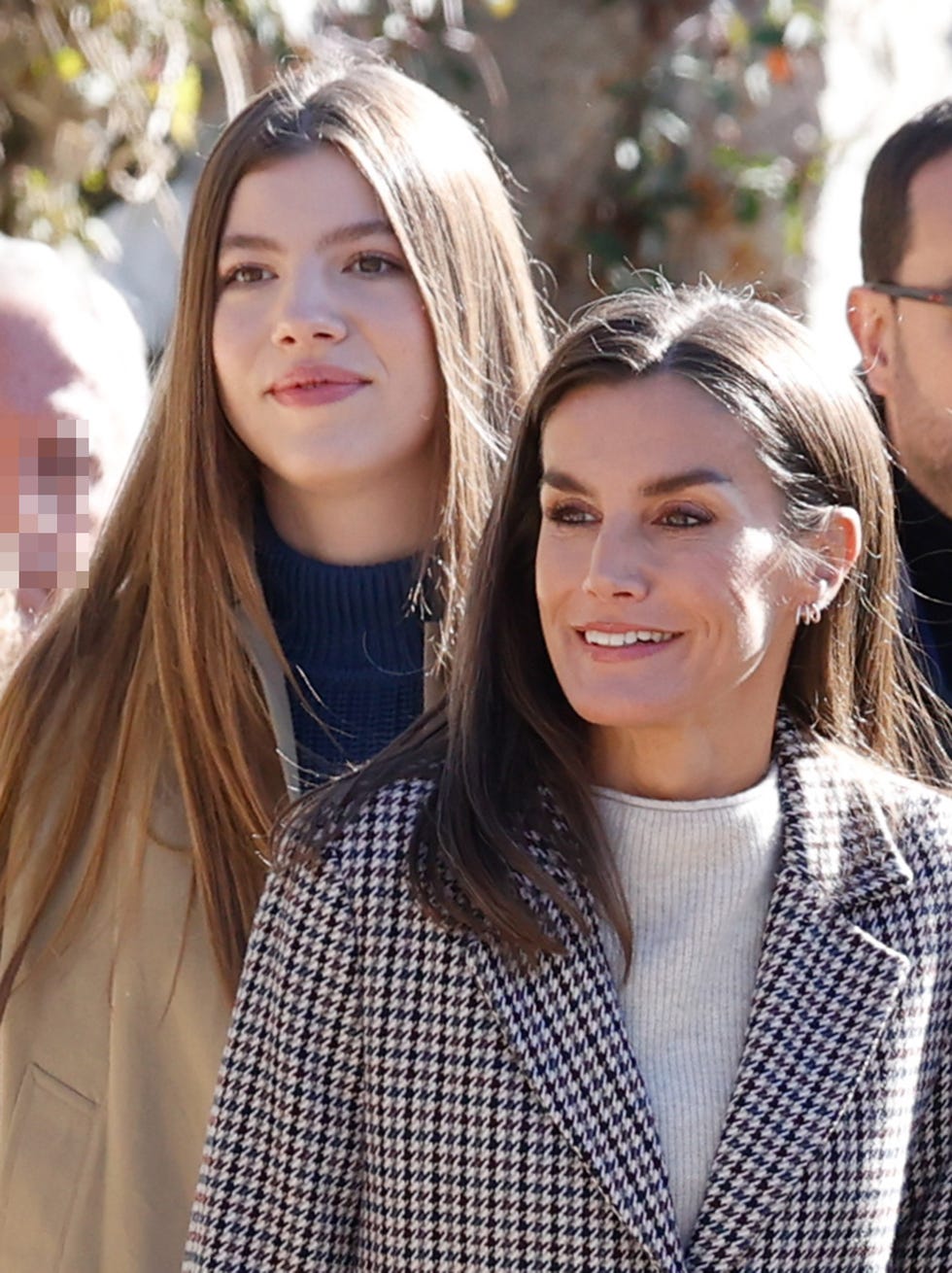 la infanta sofia y la reina letizia en sotres, asturias