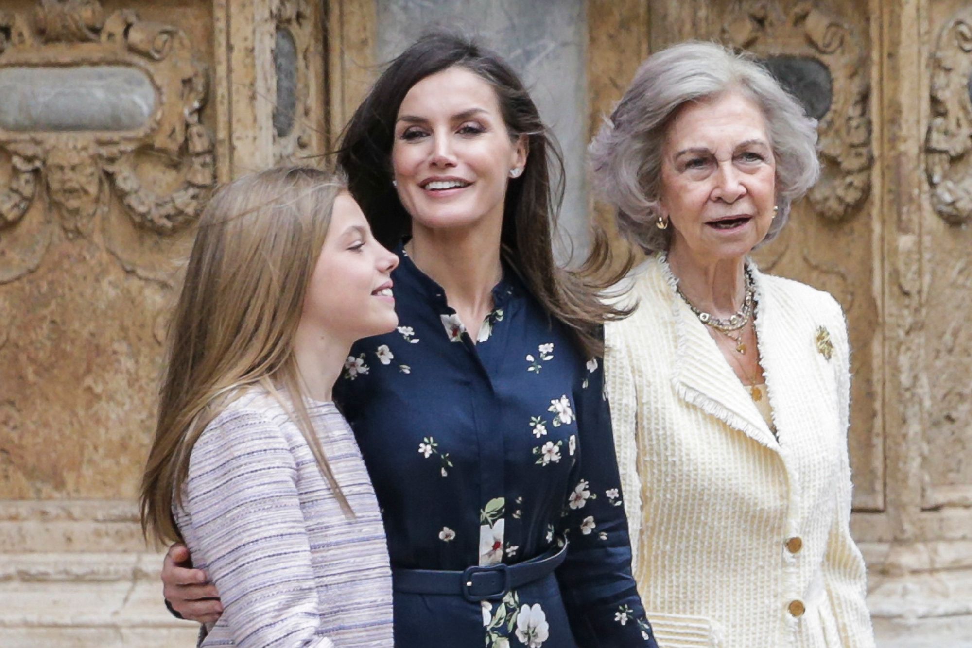 La reina Letizia y la reina Sofía, todo complicidad en la misa de Pascua