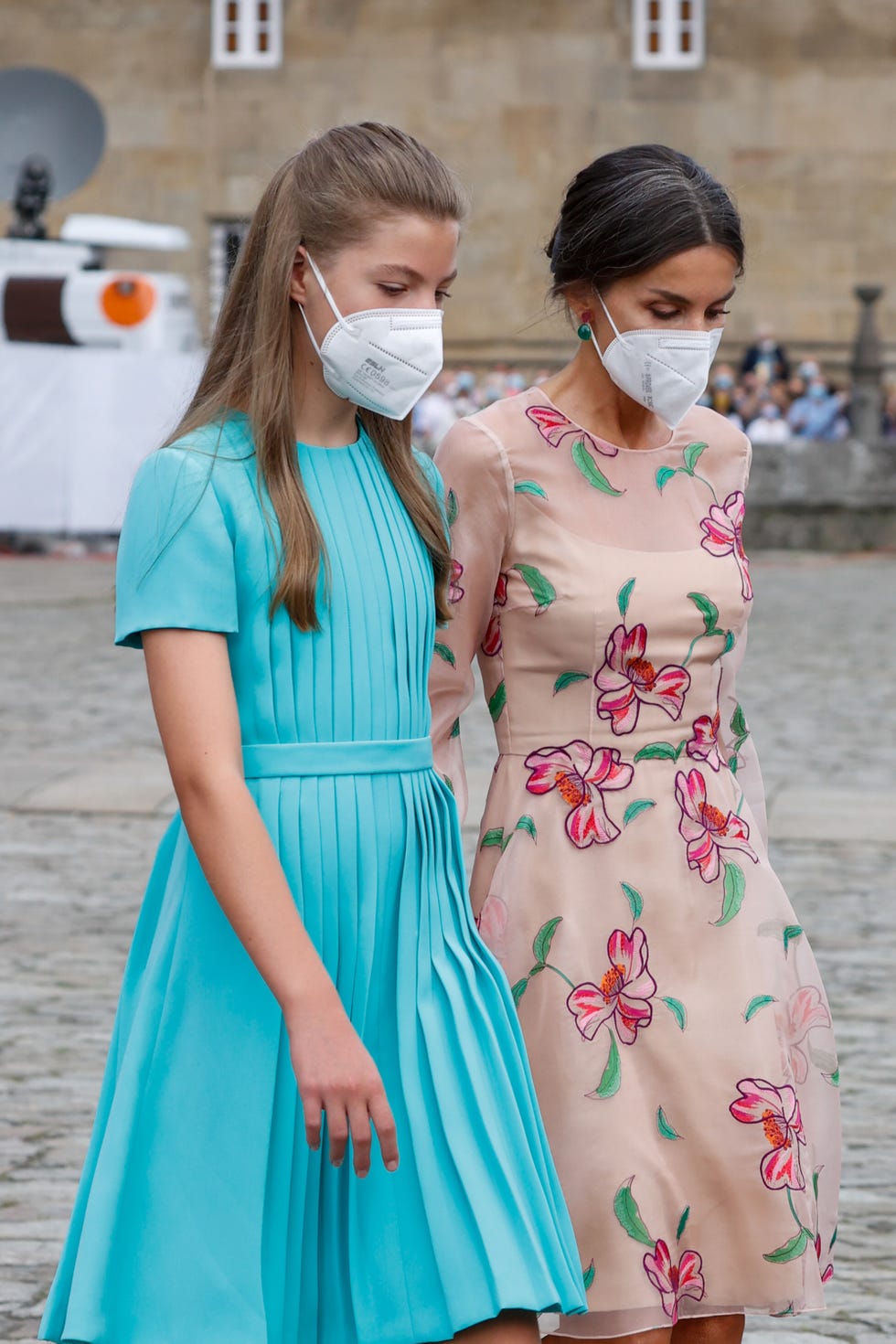 la princesa leonor y la infanta sofía brillan en santiago, princesa leonor, infanta sofía, la princesa leonor y la infanta sofía brillan con sus looks, los looks de la princesa leonor y la infanta sofía
