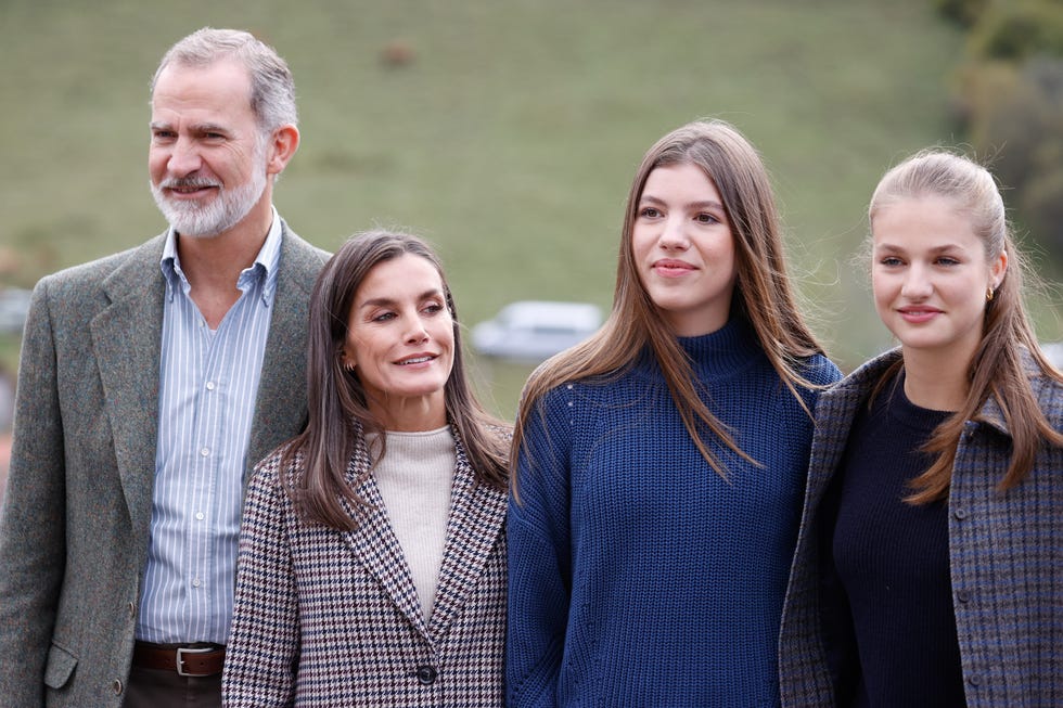 el rey felipe, la reina letizia, la infanta sofia y la princesa leonor en sotres tras ganar el premio pueblo ejemplar 2024 de la fundacion princesa de asturias