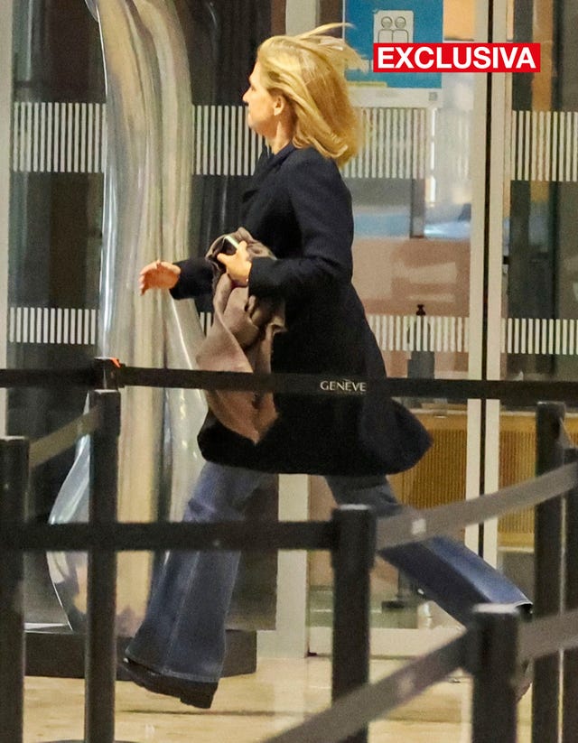 la hija del rey juan carlos sale corriendo en el aeropuerto de ginebra