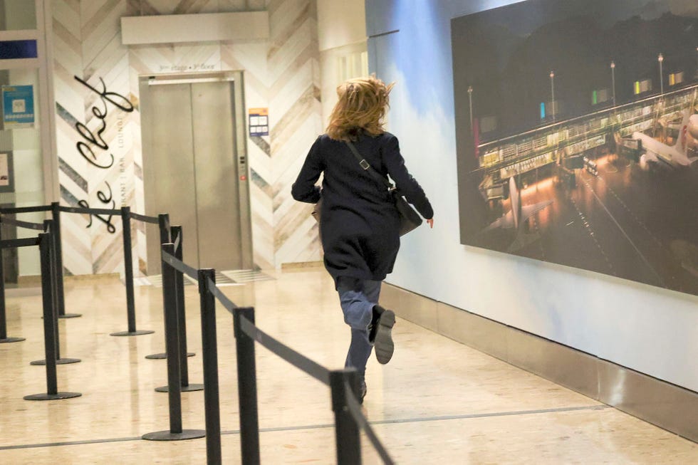 la hija del rey juan carlos sale corriendo en el aeropuerto de ginebra