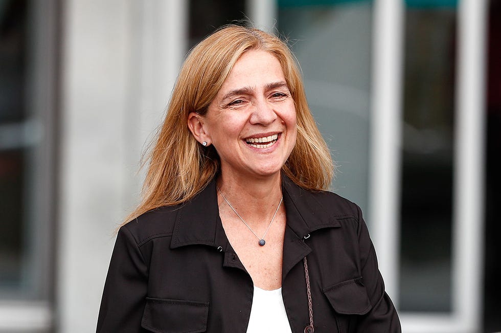 La infanta Cristina sonríe al salir del hospital para ver a su padre