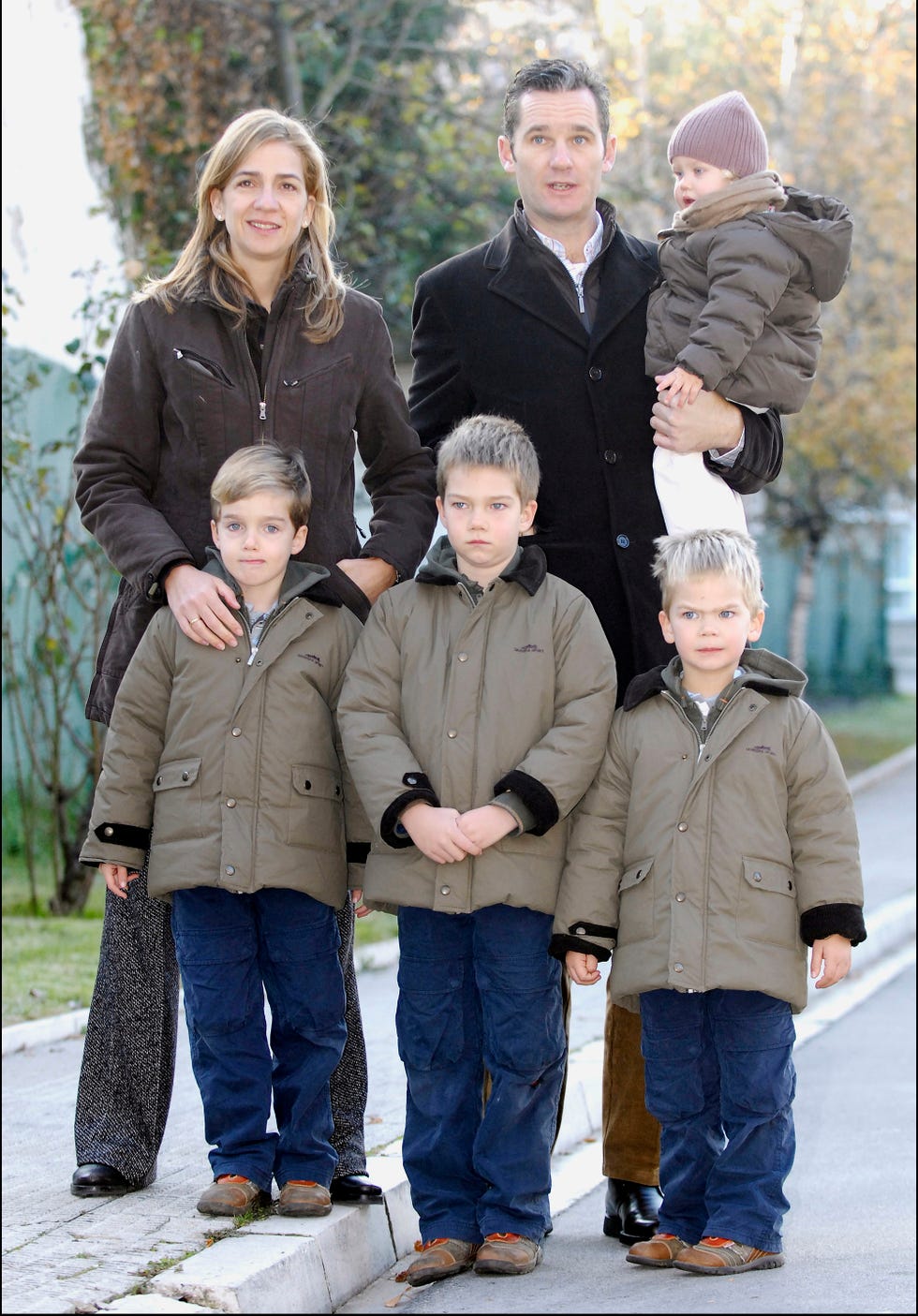 los duques de palma, en las navidades de 2006 2007, posan con sus cuatros hijos en vitoria