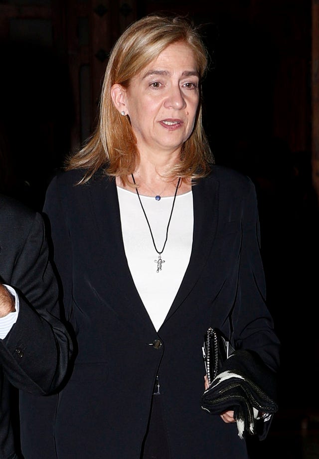 la ex mujer de iñaki urdangarin, con camiseta blanca y chaqueta negra