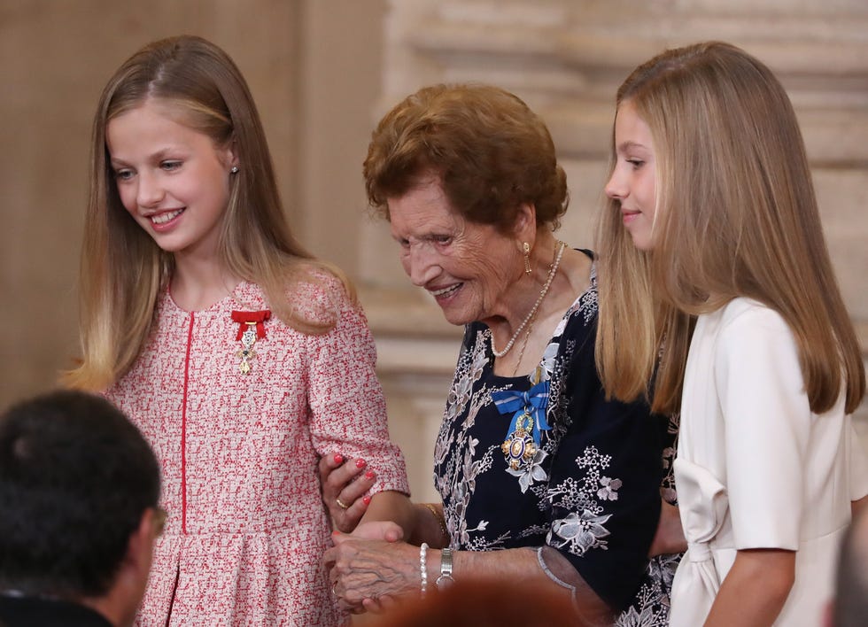 Las Infantas Sofía y Leonor en la imposición de las medallas al Mérito Civil