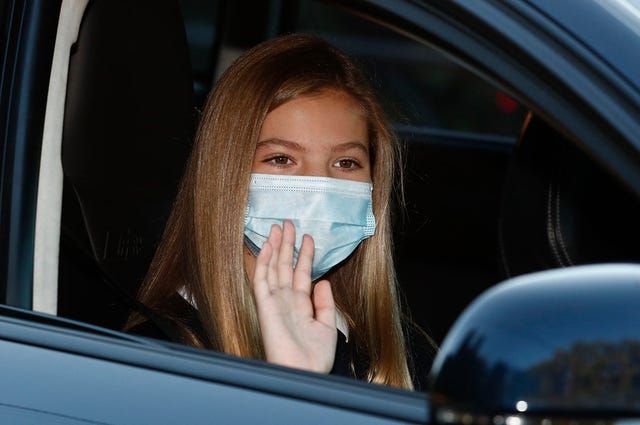 la infanta sofía vuelve al colegio arropada por su madre, la reina letizia, y su hermana, la princesa leonor