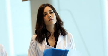 la doctora logra arrebatarle a gönul aquello que más deseaba, mientras que idea un plan para desestabilizar el matrimonio de derin y volkan