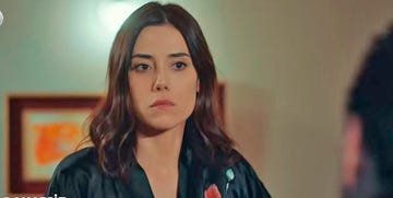 cansu dere, con bata de noche, caracterizada como asya, su personaje en la serie turca infiel