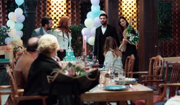 asya se presenta en la fiesta de bahar acompañada de su paciente, mientras que volkan trata de manipular a su hijo en su beneficio y haluk se acerca a gönul
