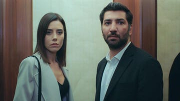 aras le propuso matrimonio a asya, pero alí llego con volkan e interrumpió el romántico momento