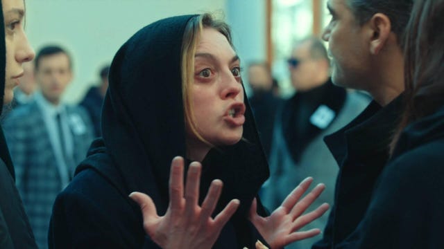 el feliz enlace se ve ensombrecido por la inesperada llegada de una persona relacionada con rasit, mientras que una vecina de Çukurova sospecha que podría estar embarazada