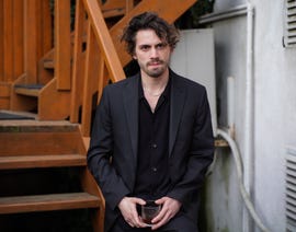 la vida del joven y de varios habitantes de la ciudad da un giro radical cuando descubre quien es su verdadero padre