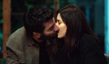 asya y aras se dejan llevar por la pasión, mientras que derin inicia la búsqueda de leyla y ceren empieza a trabajar en el hospital