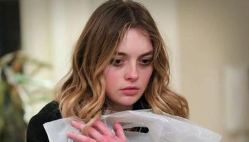 derin, desesperada por los ataques de asya, protagoniza una brutal discusión en la que termina apuñalando a una persona muy importante para ella