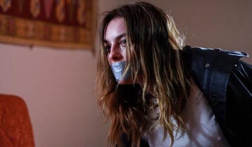 se descubre la identidad de las personas que tienen cautiva a derin en una cabaña