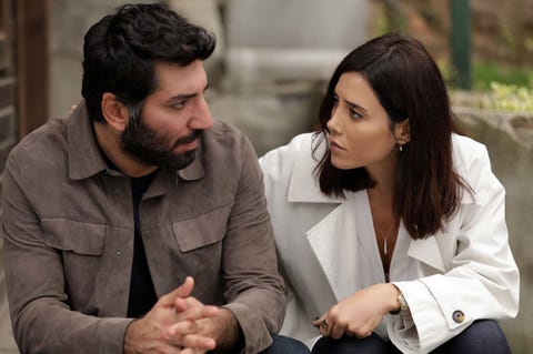 leyla obtuvo unas imágenes comprometidas de asya y aras que pensaba usar en su favor