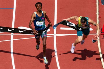 jakob ingebrigtsen esprinta con yomif kejelcha en la final de 3000 metros de la liga diamante