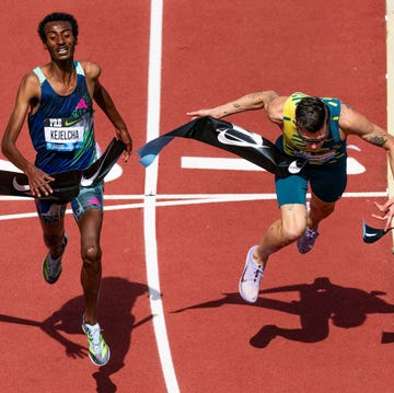 Jakob Ingebrigtsen esprinta con yomif kejelcha jakob ingebrigtsen esprinta con yomif kejelcha en la final de 3000 metros de la liga diamante