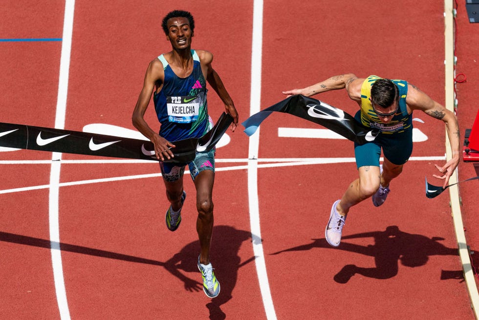 jakob ingebrigtsen esprinta con yomif kejelcha en la final de 3000 metros de la liga diamante