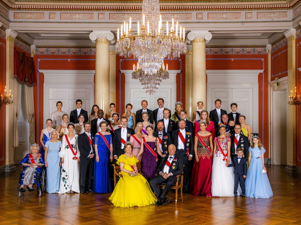 ingrid alexandra entre los reyes harald y sonia con la familia real en el castillo de oslo