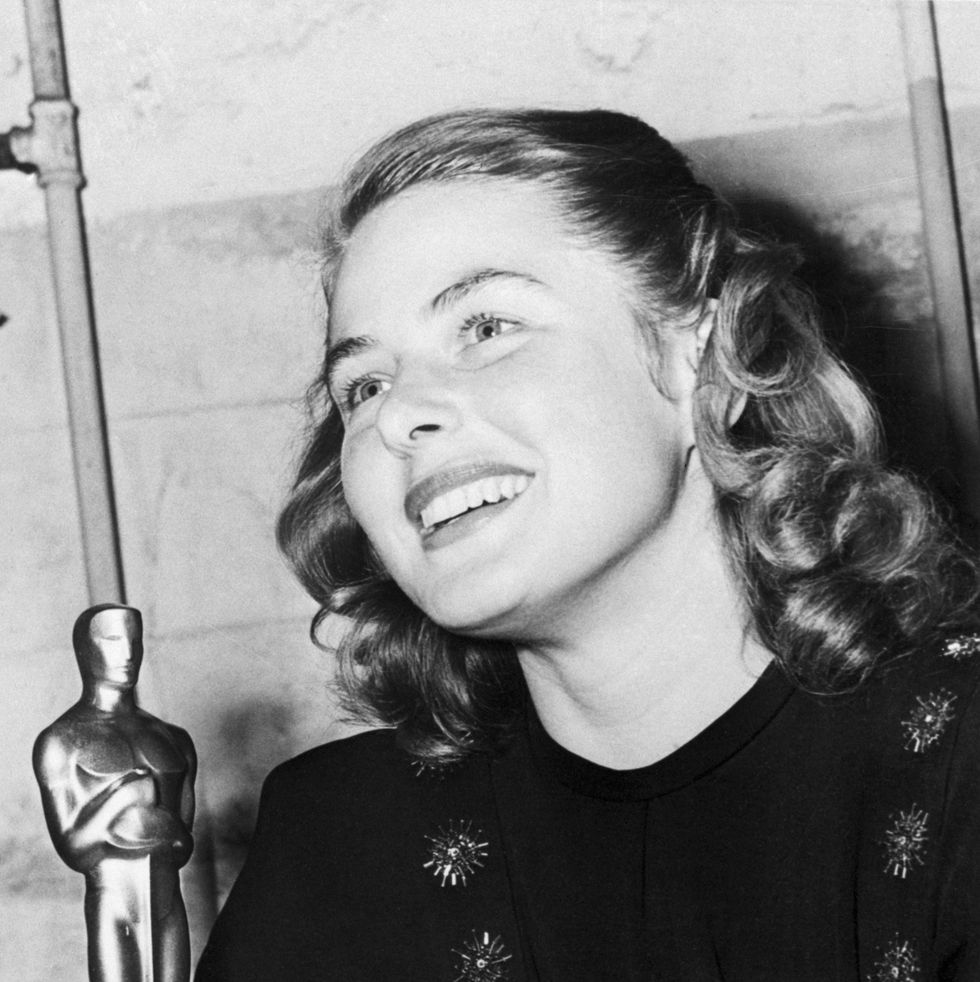 vintage oscars photos, ingrid bergman holding oscar award