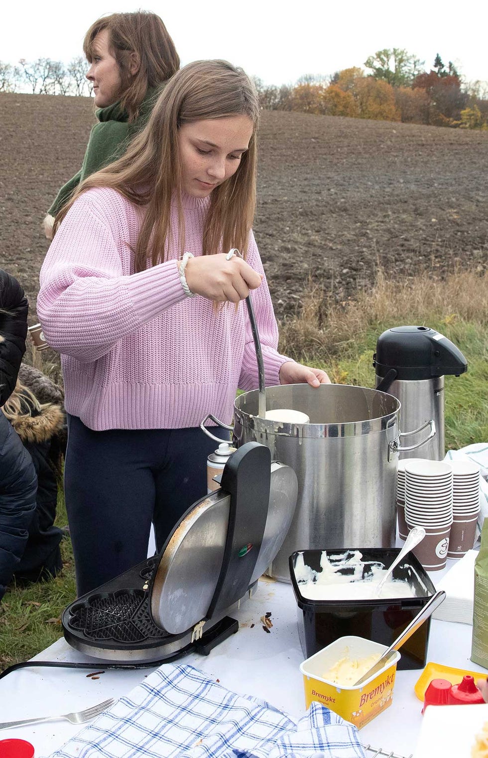 Ingrid Alexandra de Noruega hace gofres en un puesto solidario