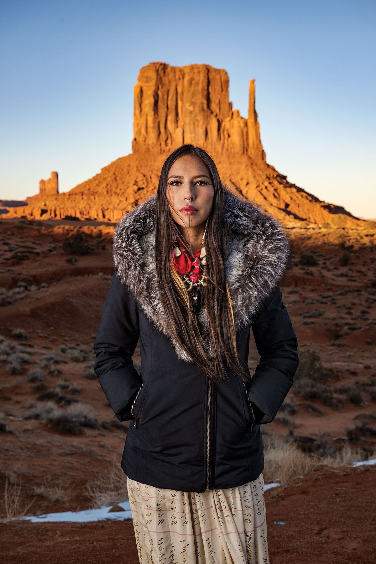 Het inheemse fotomodel Quannah Rose Chasinghorse gebruikt haar bekendheid om mensen duidelijk te maken van wie het land is waar ze leven Inheemse autonomie zegt ze is noodzakelijk om mijn manier van leven te beschermen Chasinghorse werd geboren in het gebied van de Din Navajo in Arizona Op de foto staat ze in TseBiiNdzisgaii Monument Valley een park dat door de Din wordt beheerd