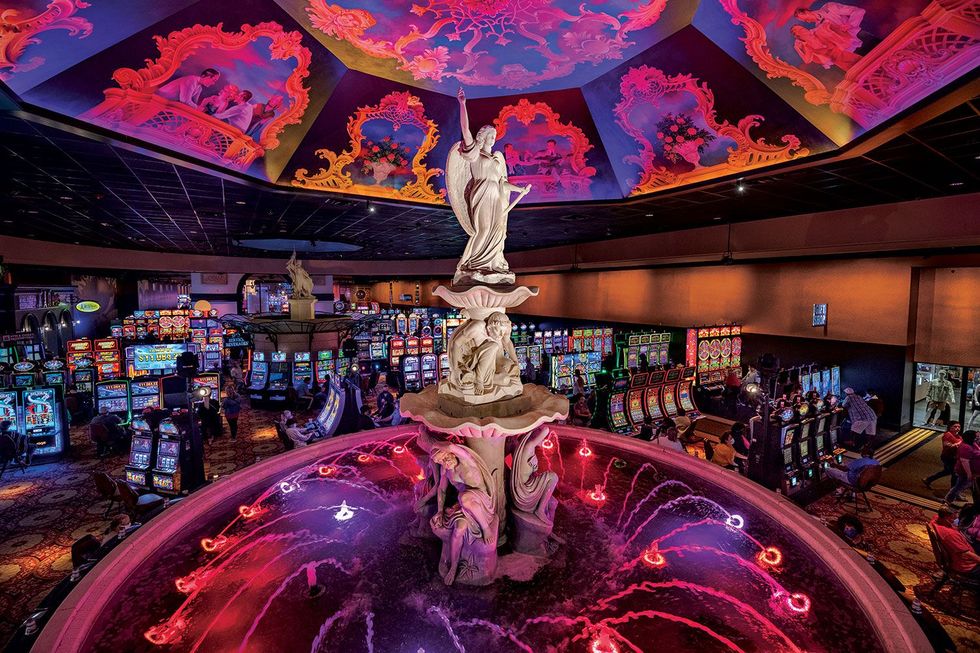 De Chickasaw Nation is eigenaar en exploitant van het WinStar World Casino and Resort in Thackerville Oklahoma De opbrengst van de 31 casinos en gokhallen gaat onder meer naar onderwijs huisvesting en gezondheidszorg voor 73000 mensen en naar het salaris van de Chickasawambassadeur bij de Verenigde Staten