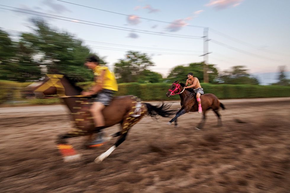 Indian relay is een extreme paardensport die is ontstaan op de prairies De jockeys halen halsbrekende toeren uit door na elke ronde in volle vaart op een ander beschilderd paard over te springen De sport wordt overal in het westen van NoordAmerika beoefend en weerspiegelt de inheemse cultuur op plattelandsfeesten zoals hier in Kalispell Montana