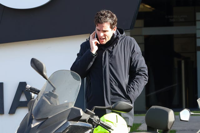Íñigo onieva habla por teléfono por la calle