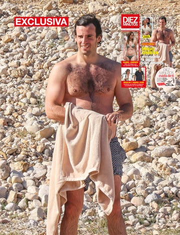 el marido de tamara falco con una toalla en una cala de ibiza
