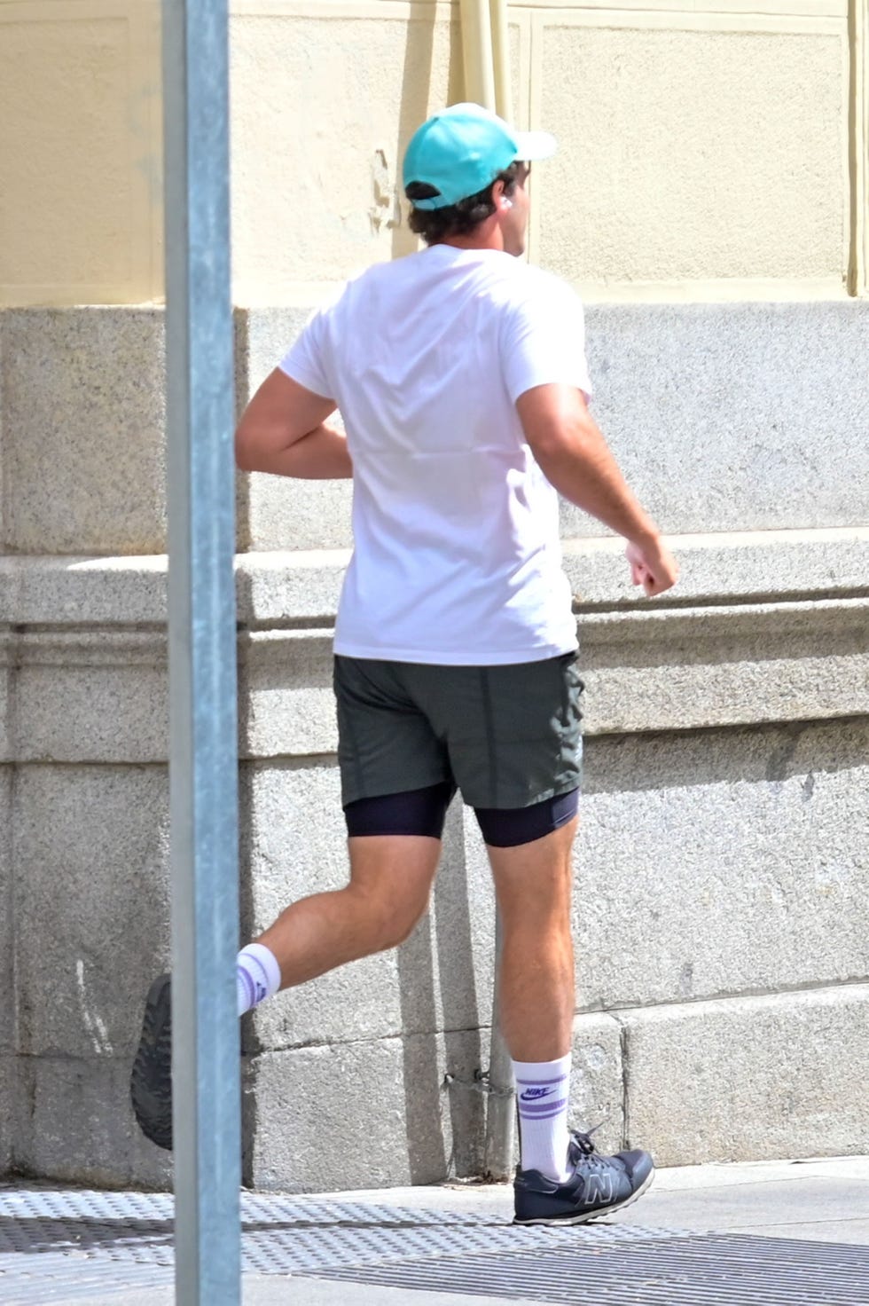 el marido de tamara falcó, con ropa deportiva, corre por las calles de la capital