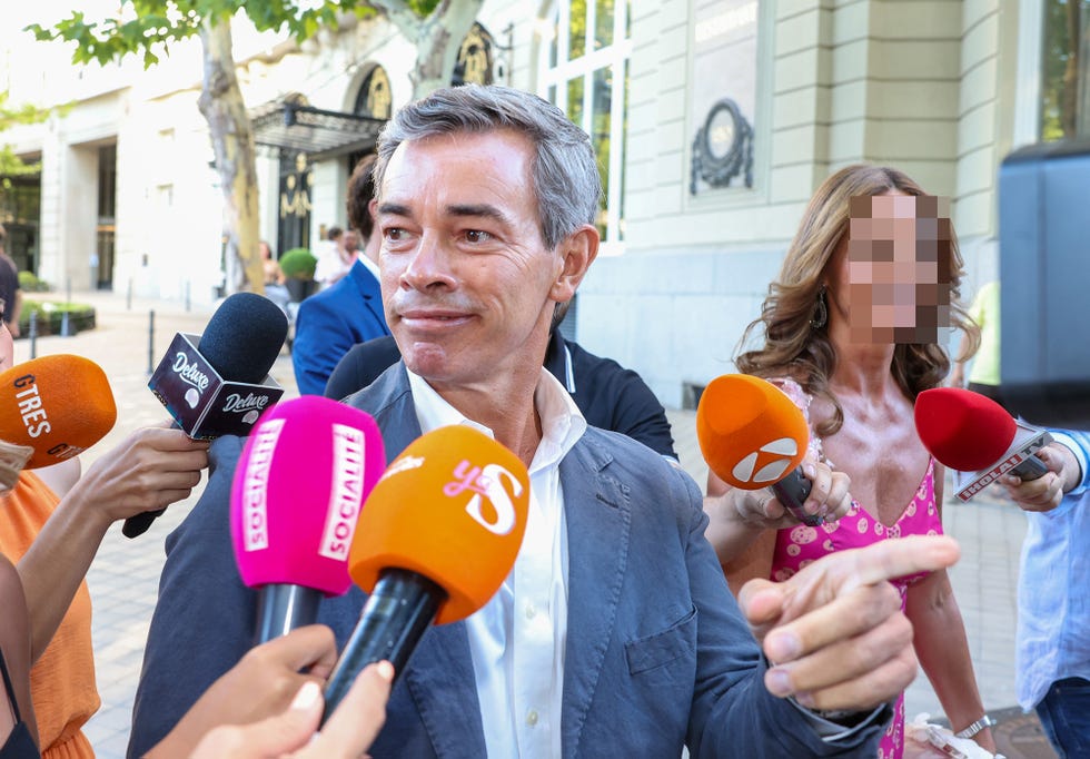Íñigo onieva padre a su llegada a la fiesta de preboda de su hijo con tamara falcó en el hotel ritz