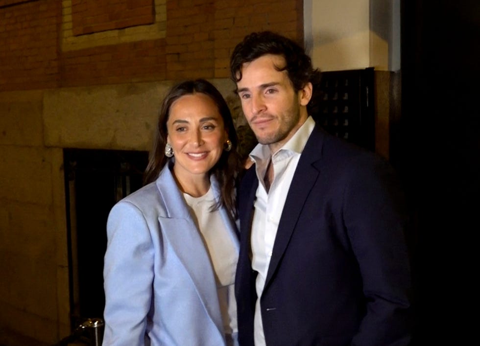 inigo onieva y tamara falco posan abrazados en la calle