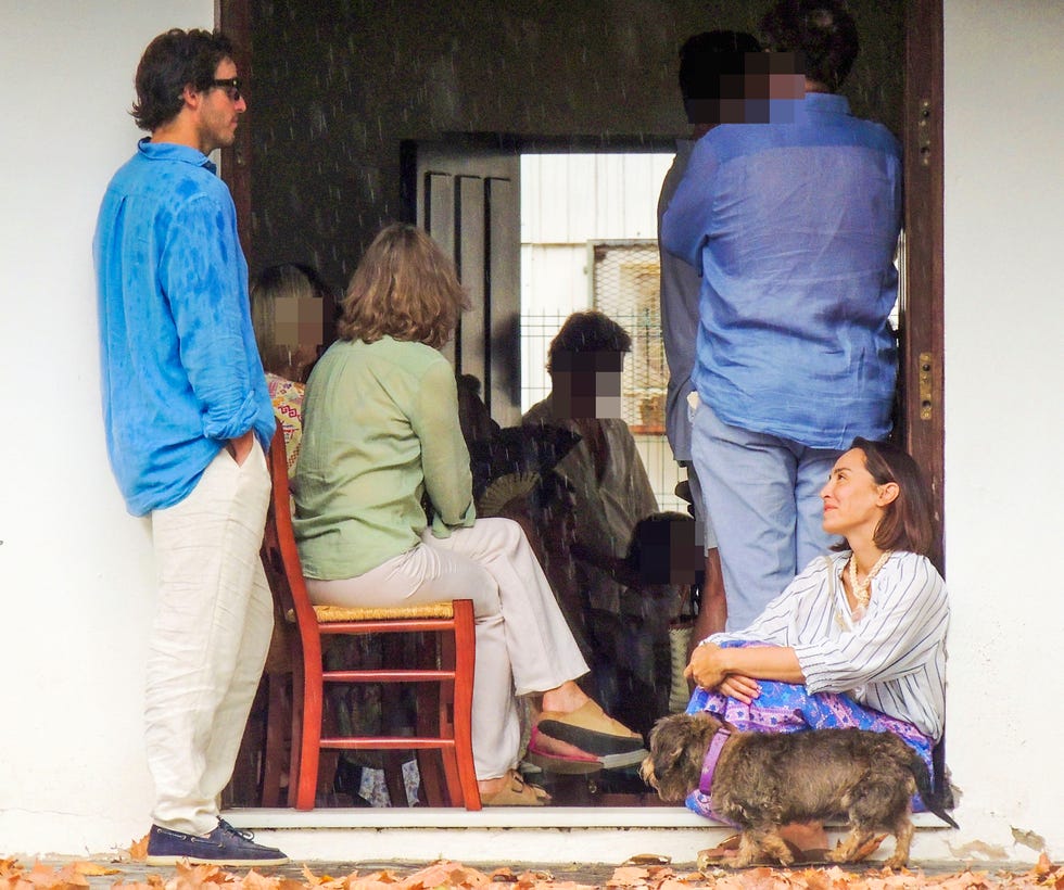 tamara falco e inigo onieva durante una misa en sotogrande